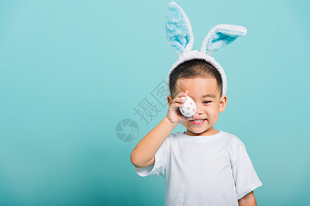 男孩穿兔子耳朵和白色T恤衫 站立 孩子 女孩图片