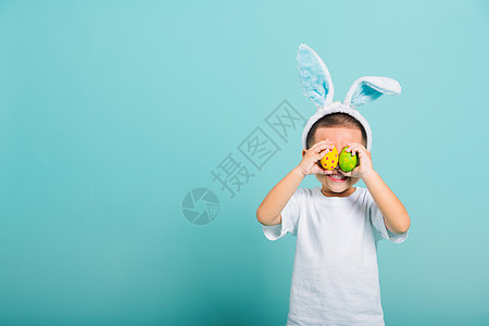 男孩穿兔子耳朵和白色T恤衫 站立 眼睛 男生图片