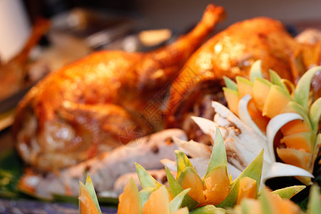 水果静物自助餐桌上满是烤鸡的托盘 假期 文化 饮食 桌子背景