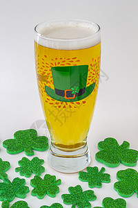 圣派特里克日 啤酒扑满绿帽子和四面八方 庆典图片