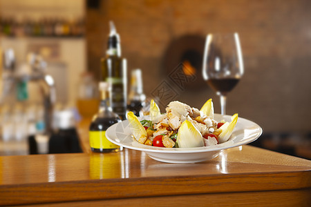 木制桌子顶上的沙拉 美容和葡萄酒图片
