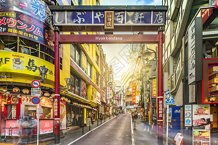 日本城市购物街Hyakkendana的红色和蓝色入口 剧院 穿越背景