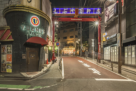 购物街Hyakkendana的红色入口图片