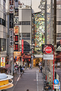 Shibuya交叉路口附近购物街的购物街图片