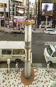 Shibuya交叉路口附近的购物街地板灯图片