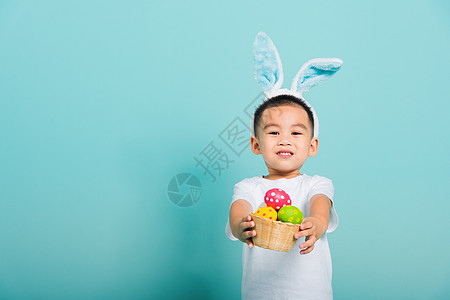 小男孩微笑 穿着兔子耳朵和白色T恤 全套 复活节 有趣的图片