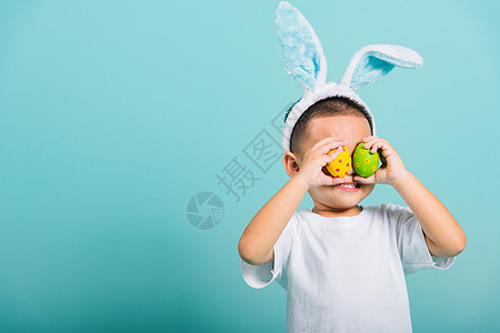 男孩穿兔子耳朵和白色T恤衫 站立 蓝色的 乐趣图片