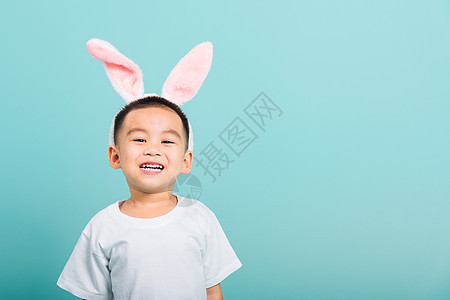 小孩男孩微笑 戴着兔子耳朵发笑 乐趣 孩子 可爱的图片