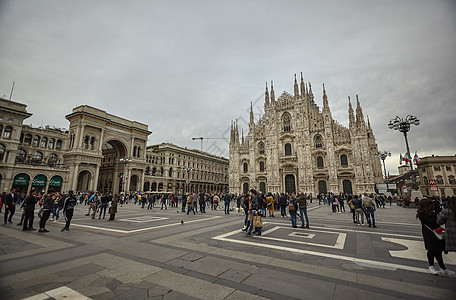 米兰大教堂与游客和人们一起在7号广场上大规模漫步图片