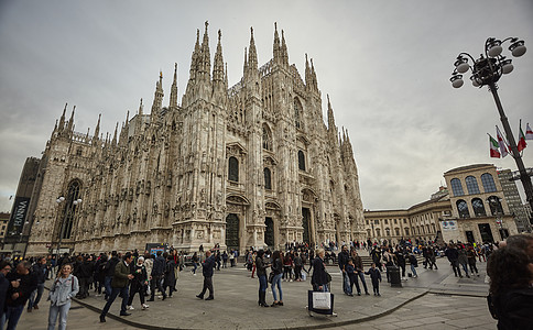 米兰大教堂 有游客和群众在广场上乱逛图片