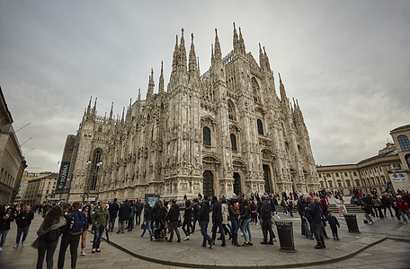 米兰大教堂 有游客和人在2号广场上大规模步行图片