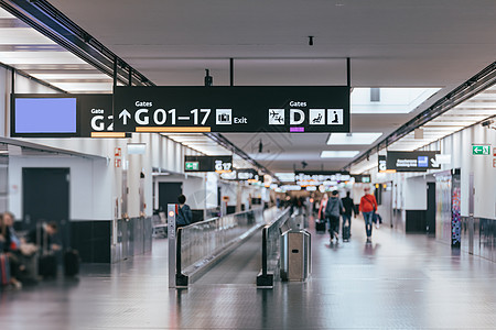 在维也纳机场终点站行走的人 过境 假期 运输 网关图片