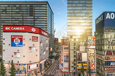Akihabara十字路口空中日落视图 行人图片