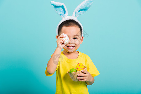 男孩穿兔子耳朵和黄色T恤衫 站立在霍尔 女孩图片