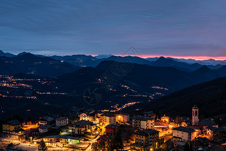 太阳升起在一个小山村上 晚上 教会 户外 场景 雪图片