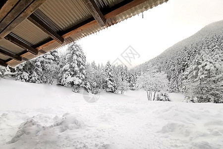 日本Yatsugatake山的房屋屋顶 自然雪丘图片