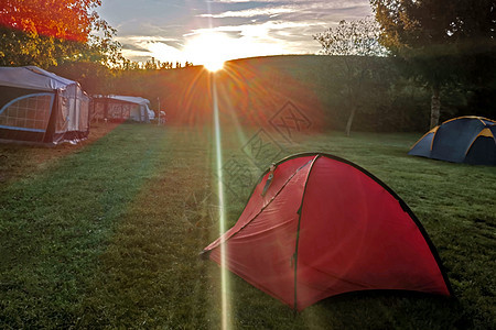 在瑞士农村难民营露营帐篷的户外营地 美丽的 草地图片
