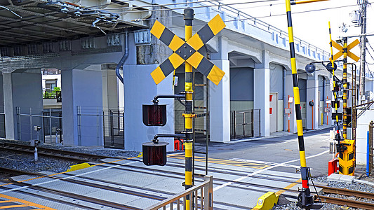 日本城内带有交通警戒灯的外门列车轨图片