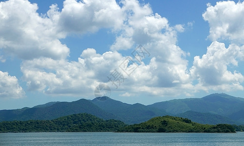 绿色山 湖泊 蓝天空 白云 新鲜的 地平线 树 船图片