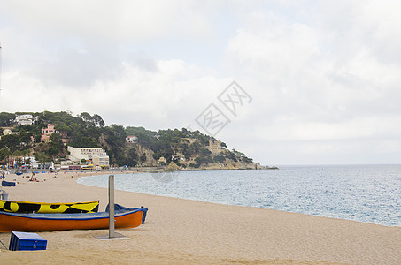 在蓝天和海海滩背景的渔船弓 在美丽的夏日 在海岸和地中海的海滩上 背景是图片
