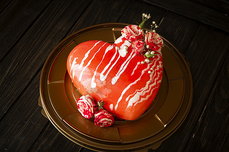 现代慕斯蛋糕 心形蛋糕装饰着玫瑰 婚礼 情人节 母亲节 生日蛋糕的概念图片