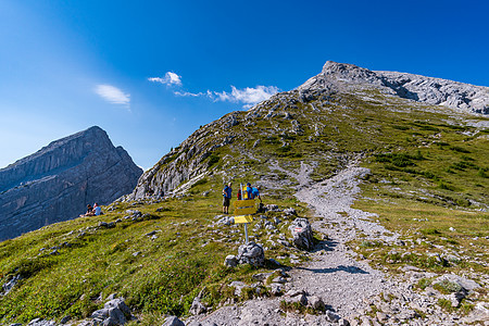 在瓦兹曼号上登山旅行 徒步旅行 连绵起伏的丘陵 国家公园 瓦茨曼 阿尔卑斯山图片