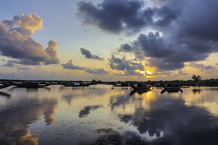 越南休埃日出时在Tam Giang环礁湖的船 日落 海景图片