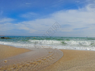 清澈的海浪和蓝色的天空 为完美的夏季风景图片