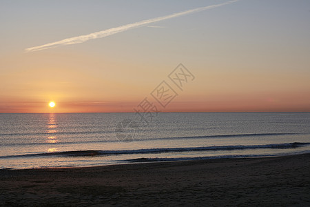 日出时在海滩上的渔夫们 黎明 天 太阳 清除 早晨图片