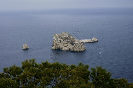 荒沙海滩 有绿绿水 明日明亮 蓝色的水 旅行图片