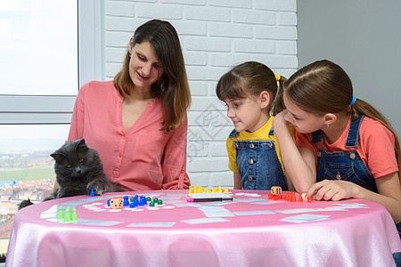 家表就像猫在玩棋盘游戏的桌子上的芯片一样图片