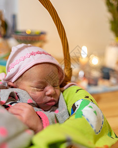 新生儿睡在篮子里 女婴躺在毯子里 可爱的孩子 女儿公告 宝宝睡觉 庆典图片