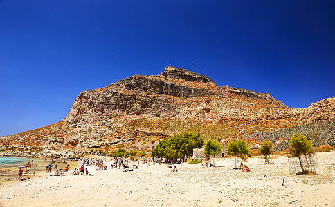 希腊圣托里尼2019年6月4日 人们在海盗城堡山附近的海滩上 在海滨上 笑声背景