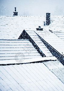 雪在屋顶上图片