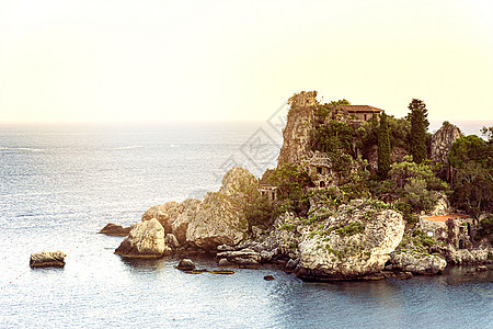 日落时分在西西里Taormina湾的Isola Bella小岛图片