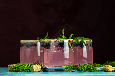 新鲜的蓝莓鸡尾酒 配有迷迭香和戴面眼镜的冰 健康 稻草图片
