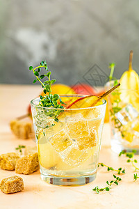 节日夏季饮料 梨香水鸡尾酒 叶子 新鲜 甜的 茶点图片