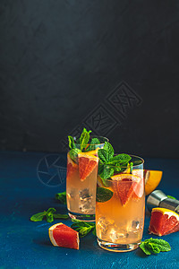 红西柚汁葡萄果和薄荷杜松子酒 补品 水果 冰 冷藏背景