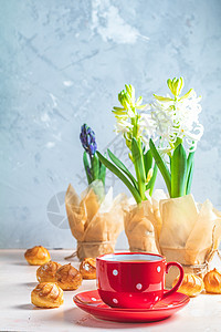 红成白点茶杯 黄油和青灰 礼物 问候语 泡芙 花的图片