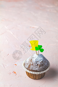 圣帕特里克节甜美的自制松饼 小吃 食物 水果图片