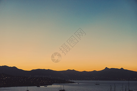 日落时地中海的海景和山脉 暑假旅行和度假胜地 水景 海洋图片