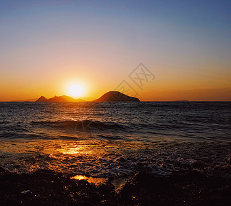 日落时地中海的海景和山脉 暑假旅行和度假胜地 沿海 海滨图片