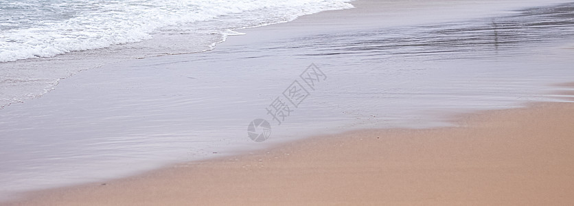 美丽的海浪或海浪 热带沙沙滩的海岸观视 暑假旅行和度假景点 天气 奢华图片