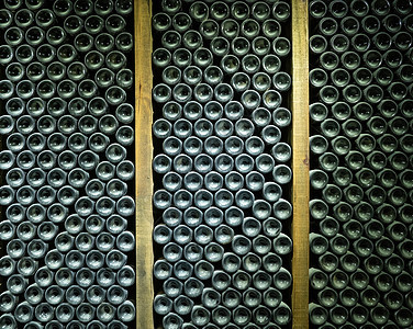 上千瓶红酒的底部 在旧葡萄酒电池里 地窖 酒精图片
