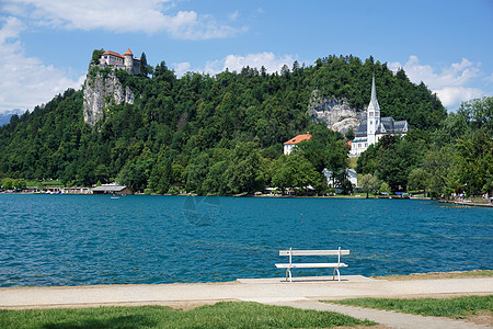 与城堡和白长凳混在一起的湖泊图片