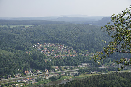 关闭Lilienstein山的Konigstein村图片