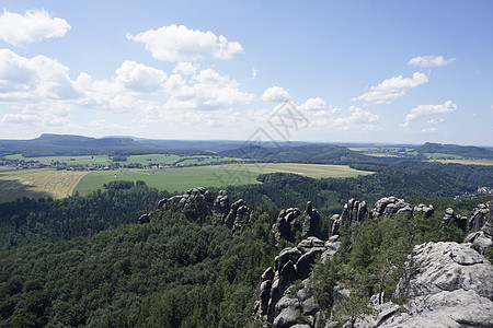 观察瑞士萨克森的施拉姆斯泰因岩石和山丘地貌图片