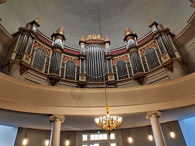 赫尔辛基大教堂的器官和吊灯;图片
