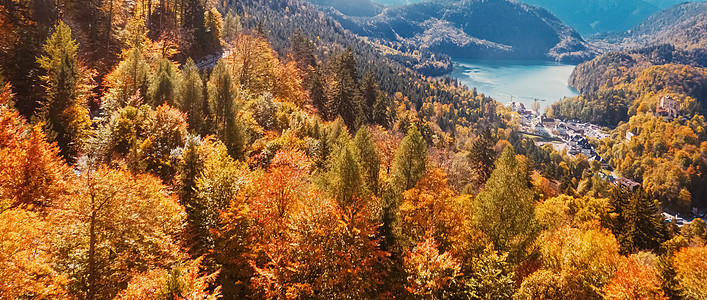 欧洲阿尔卑斯山的美丽性质 秋季高山 湖泊和村庄的风景 旅行和旅游目的地等 场景 草图片