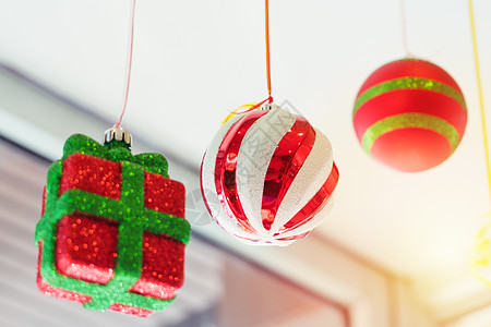 挂在天花板上的移动式圆球和礼品盒 树 圣诞饰品图片